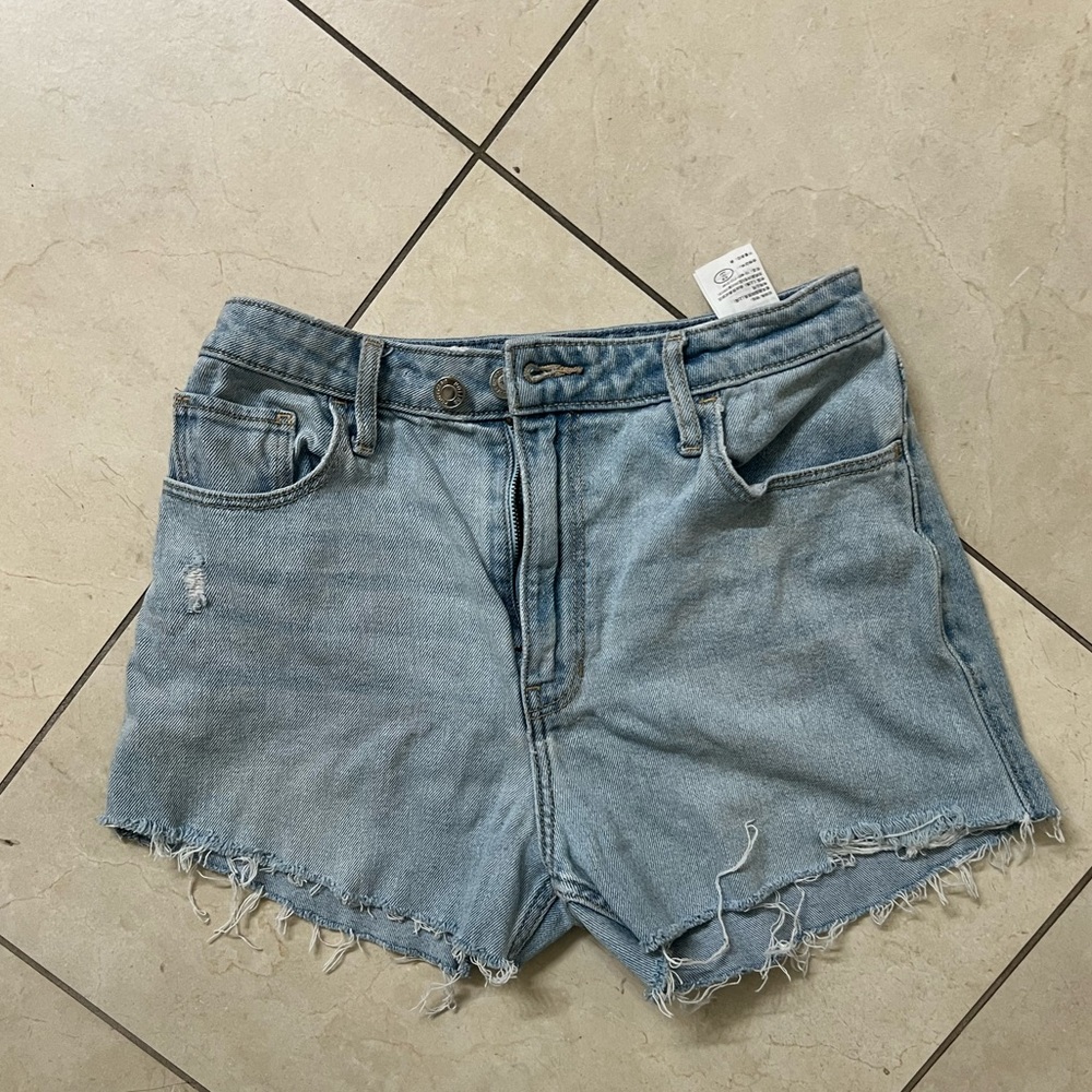 Hollister Light Wash Jean Shorts - Picture 2 of 3